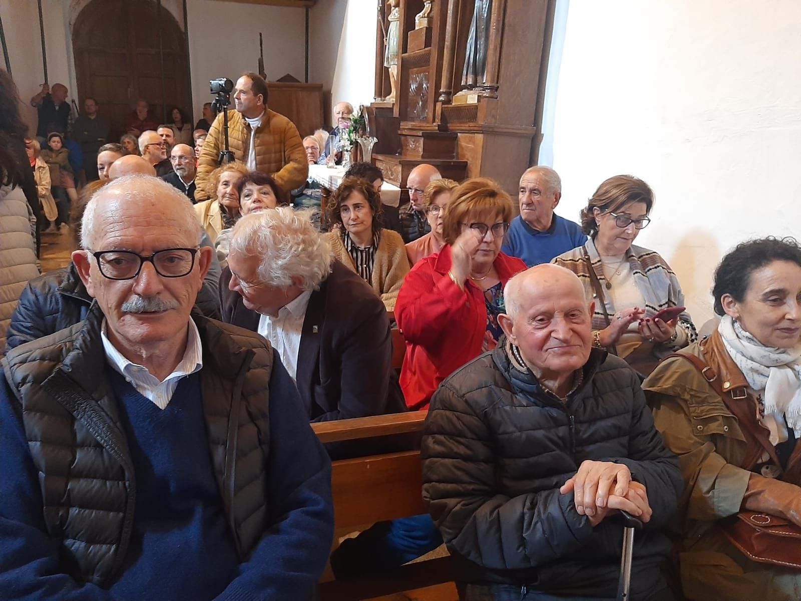 Lleno total en el estreno de la rota medieval de Arlós con la Orquesta de Cámara de Siero y Héctor Braga