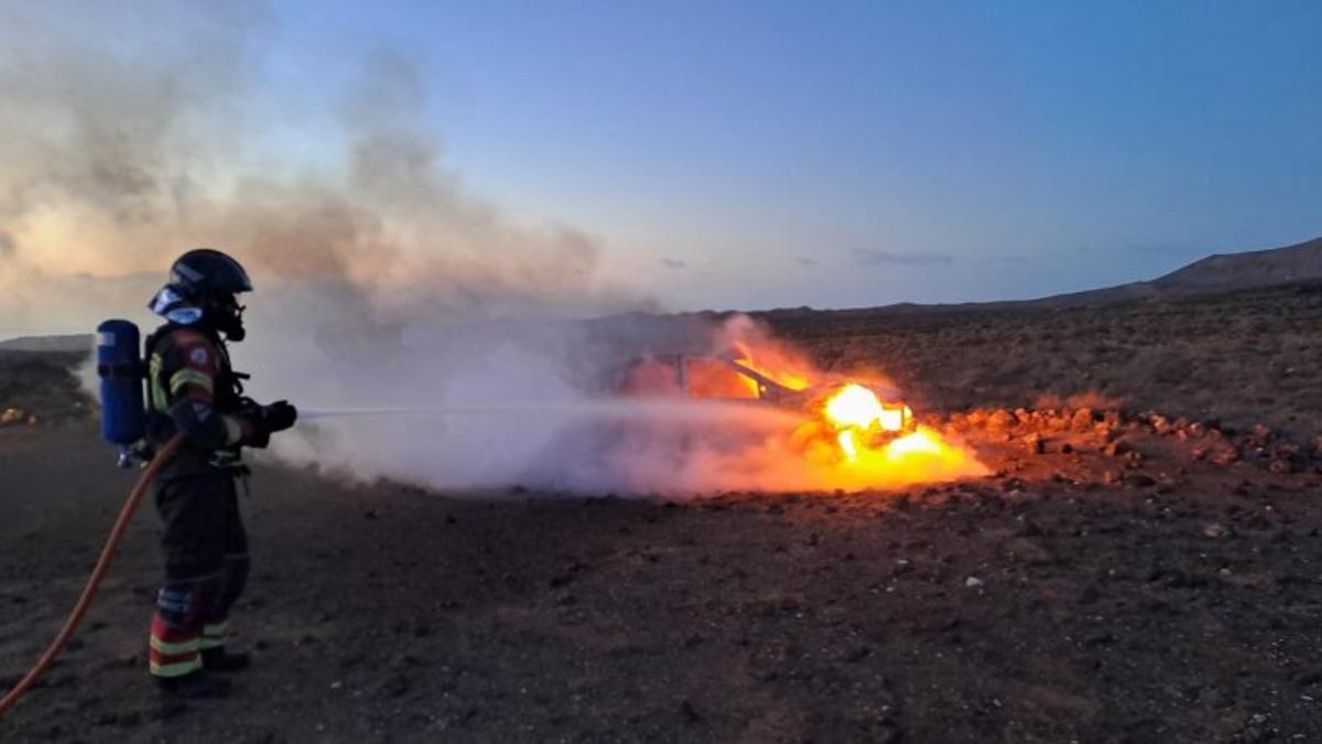 Los bomberos sofocan las llamas de un vehículo que ardía completamente en Teguise
