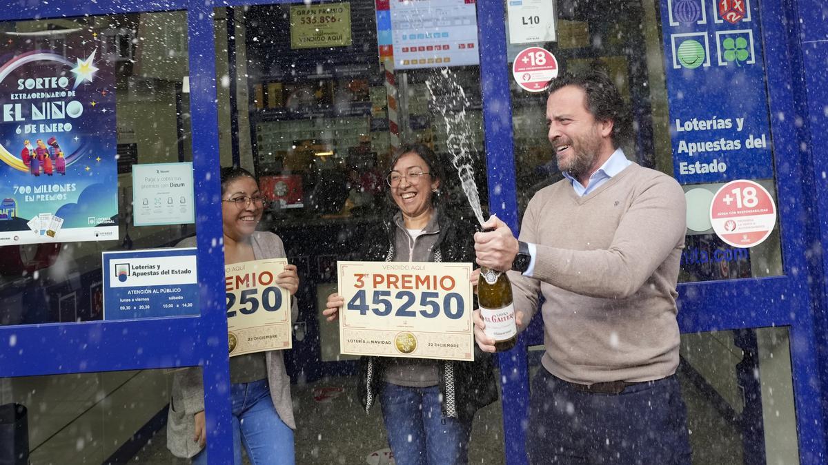 Los empleados de una empresa de Madrid celebran el tercer premio del sorteo de Navidad.