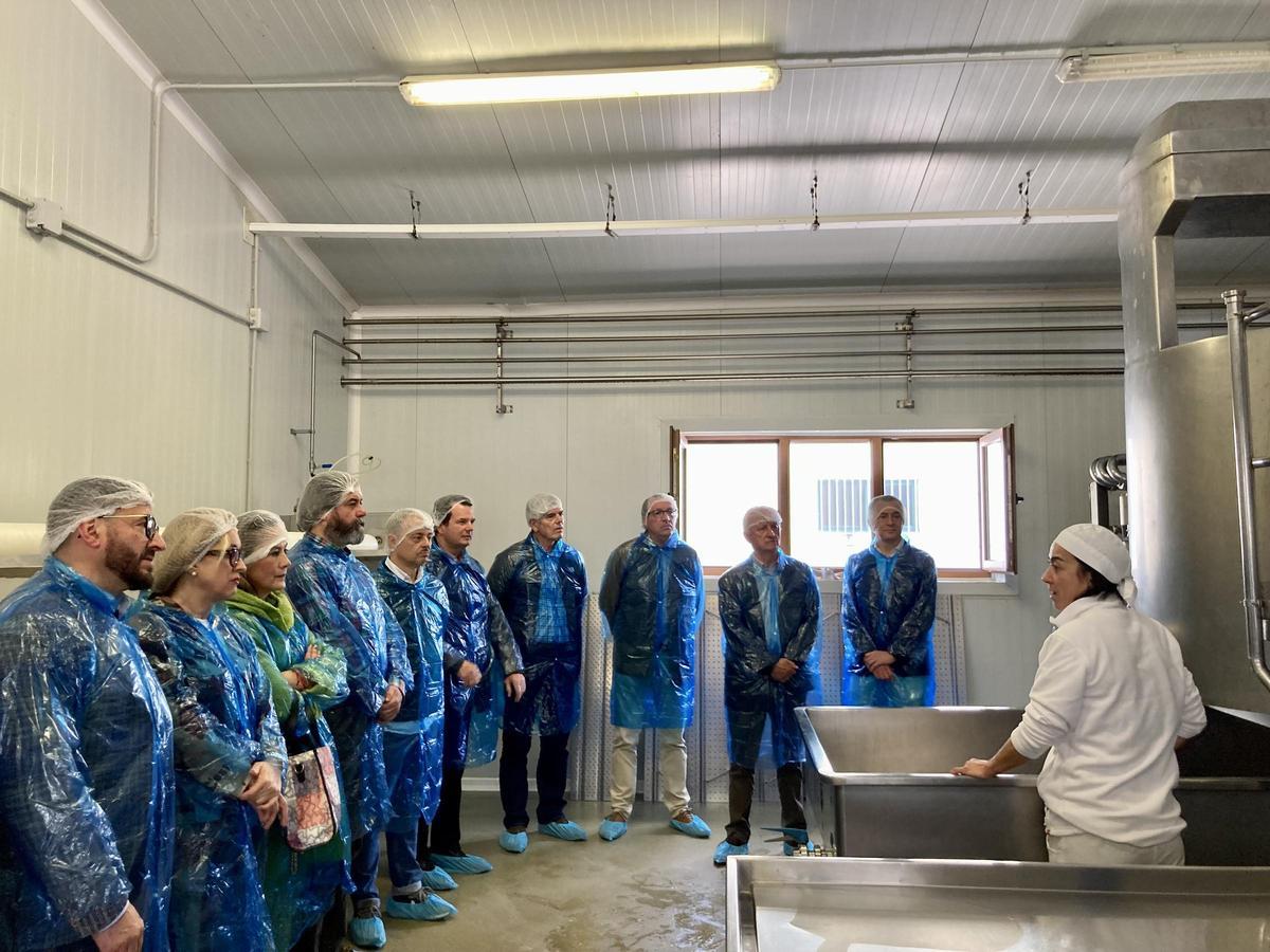Empresarias y empresarios de la zona durante su visita a la quesería artesanal de Agrovaldés