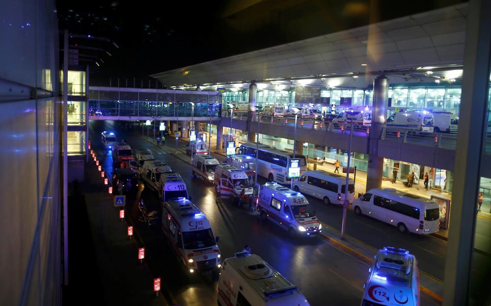 Cerca de 50 personas han muerto en un atentado contra el aeropuerto Atatürk, el mayor de Estambul.