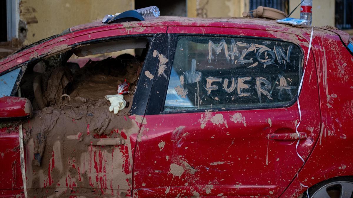„Mazón raus“, steht nach der Sturzflut mit Matsch („el barro“) auf ein Auto geschmiert.
