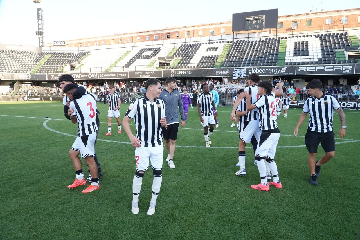¡Las mejores imágenes de la celebración del ascenso a Segunda Federación del Castellón B!