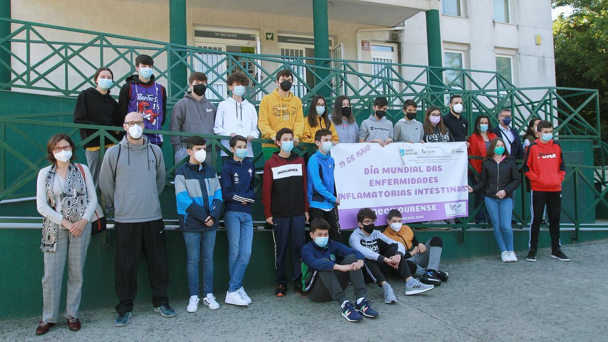 Profesores y alumnos de Luís Vives, junto con representantes de ACCU, apoyando a Hugo. // IÑAKI OSORIO