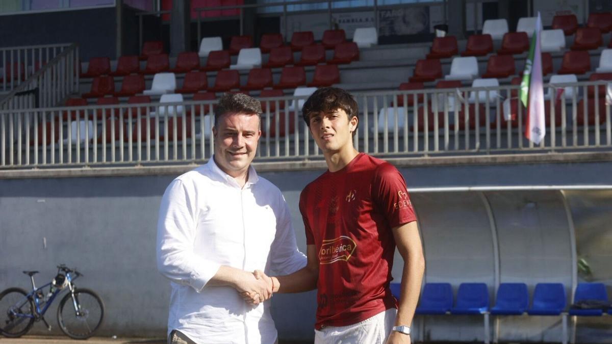 Mario Prado fue presentado por el directivo Álex García.