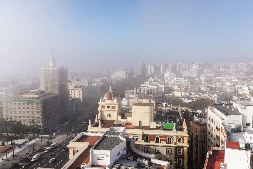 Málaga amanece bajo una capa de niebla