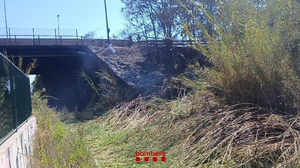 La zona afectada per l’incendi sota la C-65, a Girona