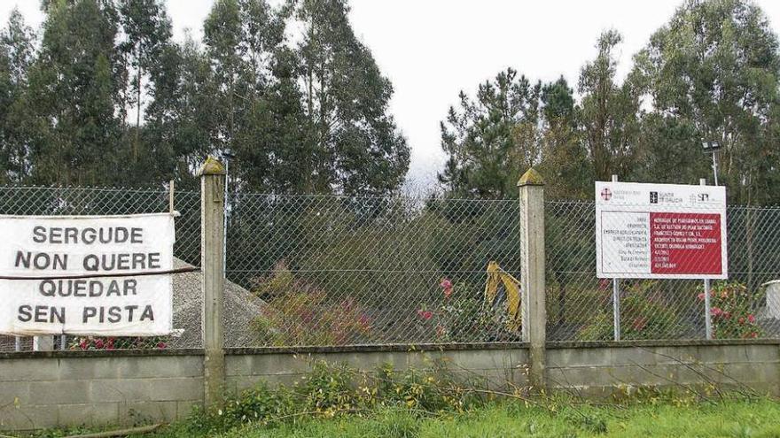 Cartel colocado por los vecinos en protesta por la priorización del albergue sobre la pista polideportiva. la opinión