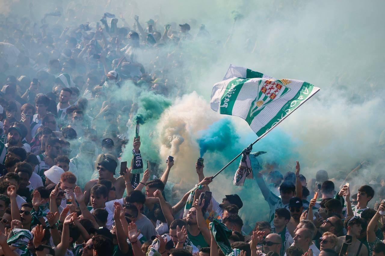 Así recibió la afición del Córdoba CF al autobús del equipo en El Arenal