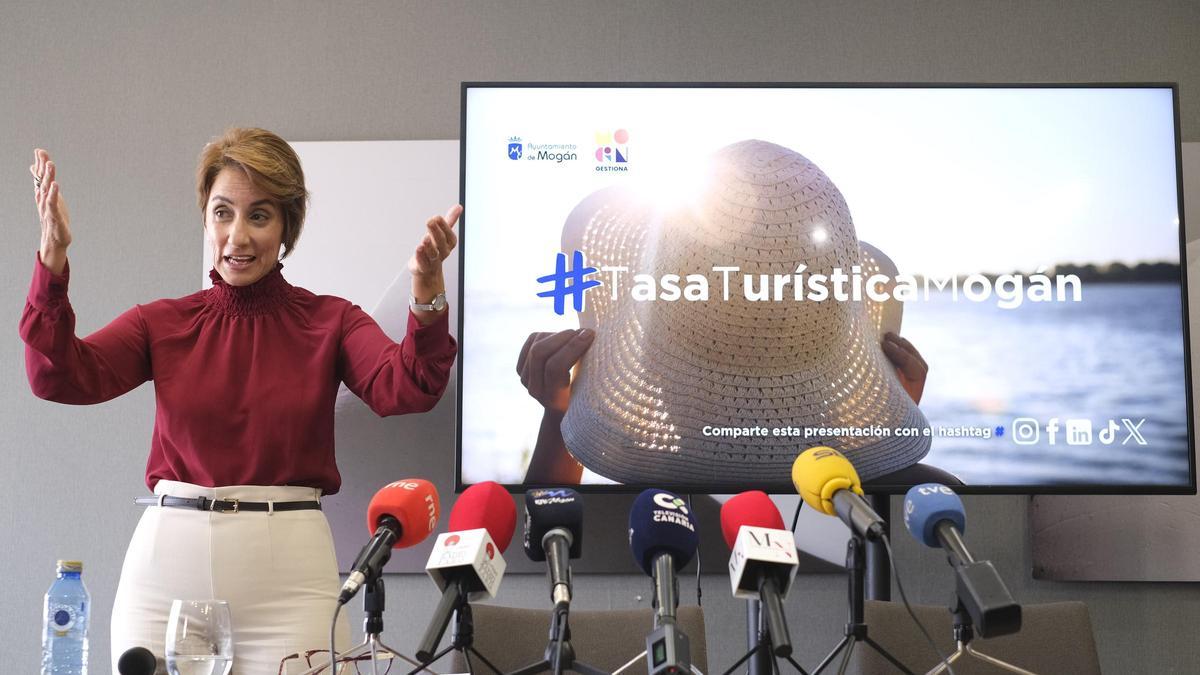 Onalia Bueno, alcaldesa de Mogán, este miércoles presentando la nueva tasa municipal turística.