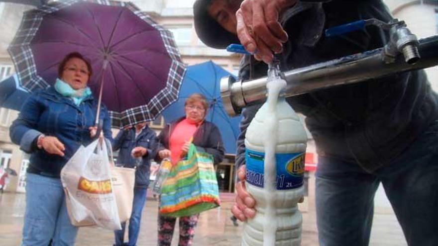 Reparto de leche gratis en protesta por los bajos precios lácteos en septiembre en Lalín. // Bernabé / Gutier