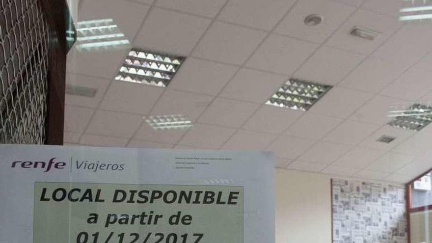 Un cartel advierte en la puerta del cierre de la cafetería.