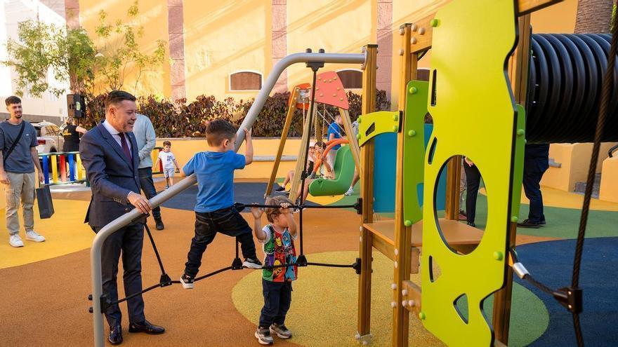 Gáldar estrena la reforma integral del parque infantil de la calle Músicos Batista, en San Isidro