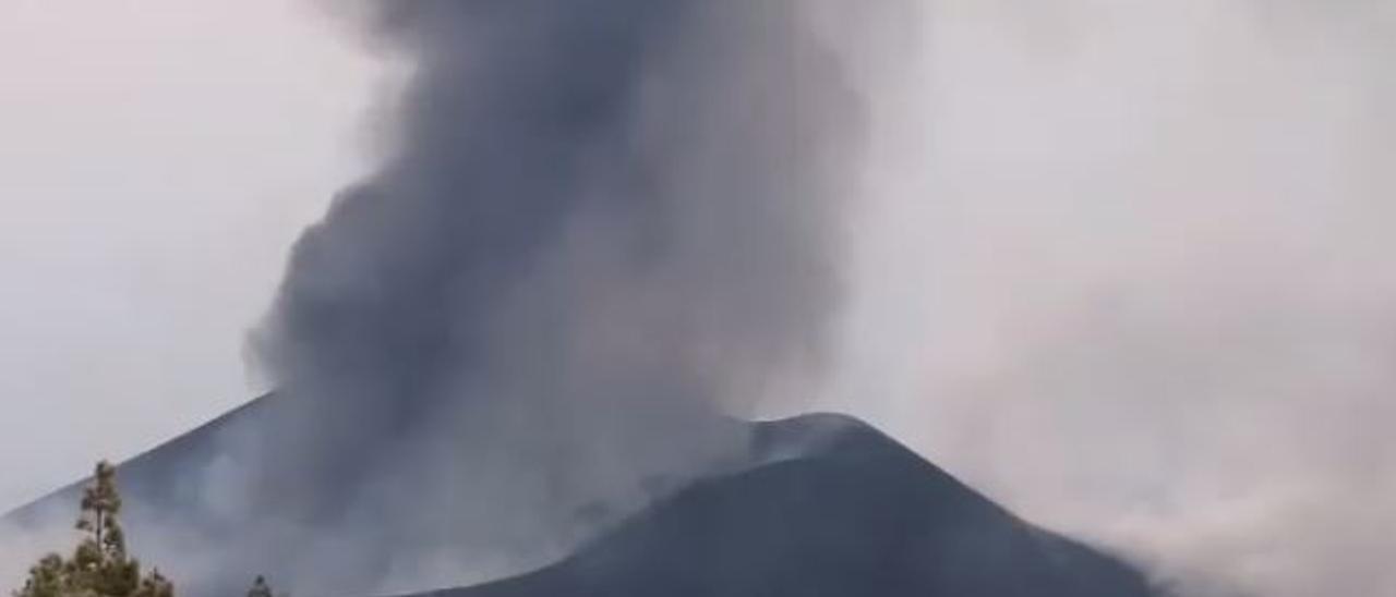 El volcán de La Palma desde el Mirador Astronómico del Llano del Jable
