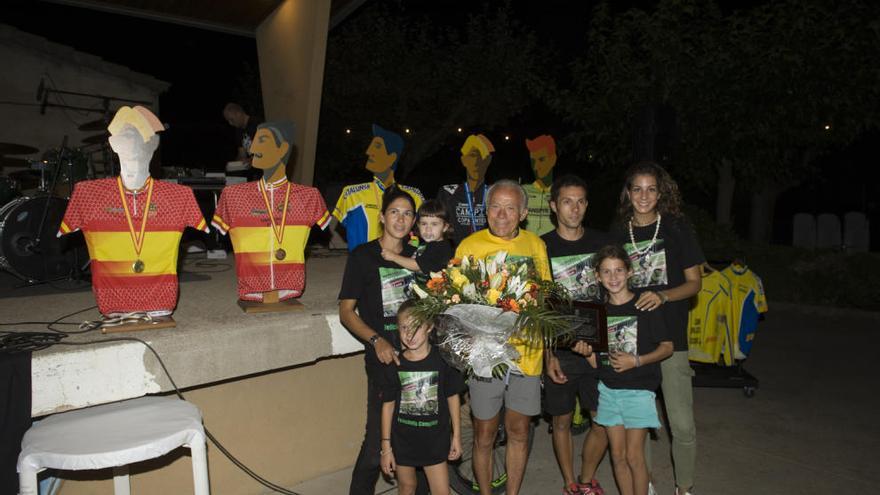 Robert Baserba celebra la medalla de plata mundial a Agullana