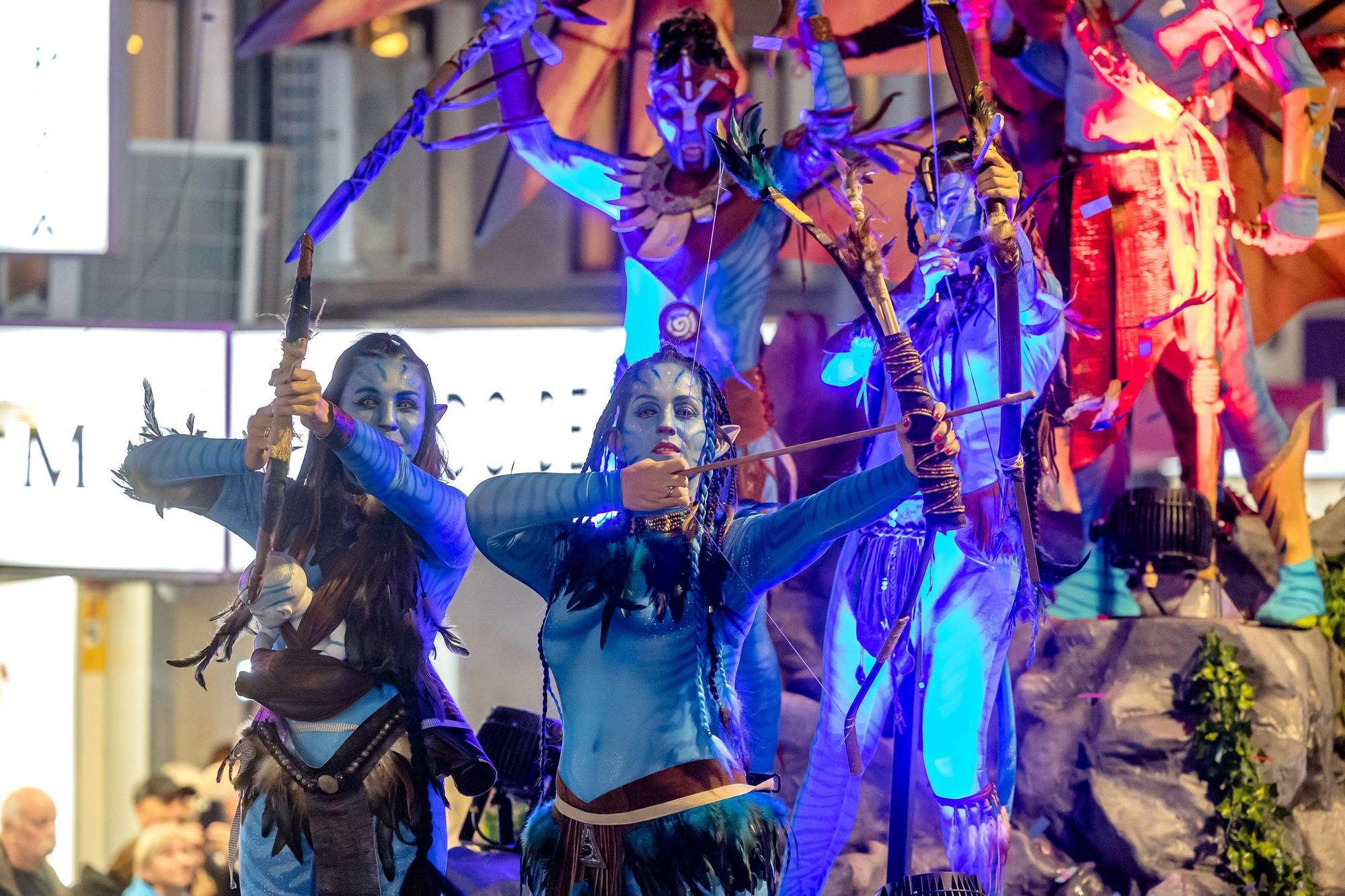 Desfile de carrozas y castillo de fuegos para despedir las Fiestas de Benidorm