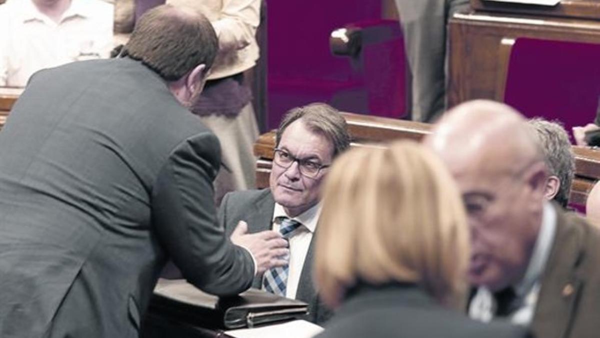 Artur Mas conversa con Oriol Junqueras durante el tenso pleno de ayer en el Parlament.