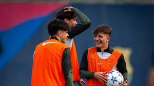 Marc Guiu y Juan Hernández bromean en un entrenamiento del Juvenil A