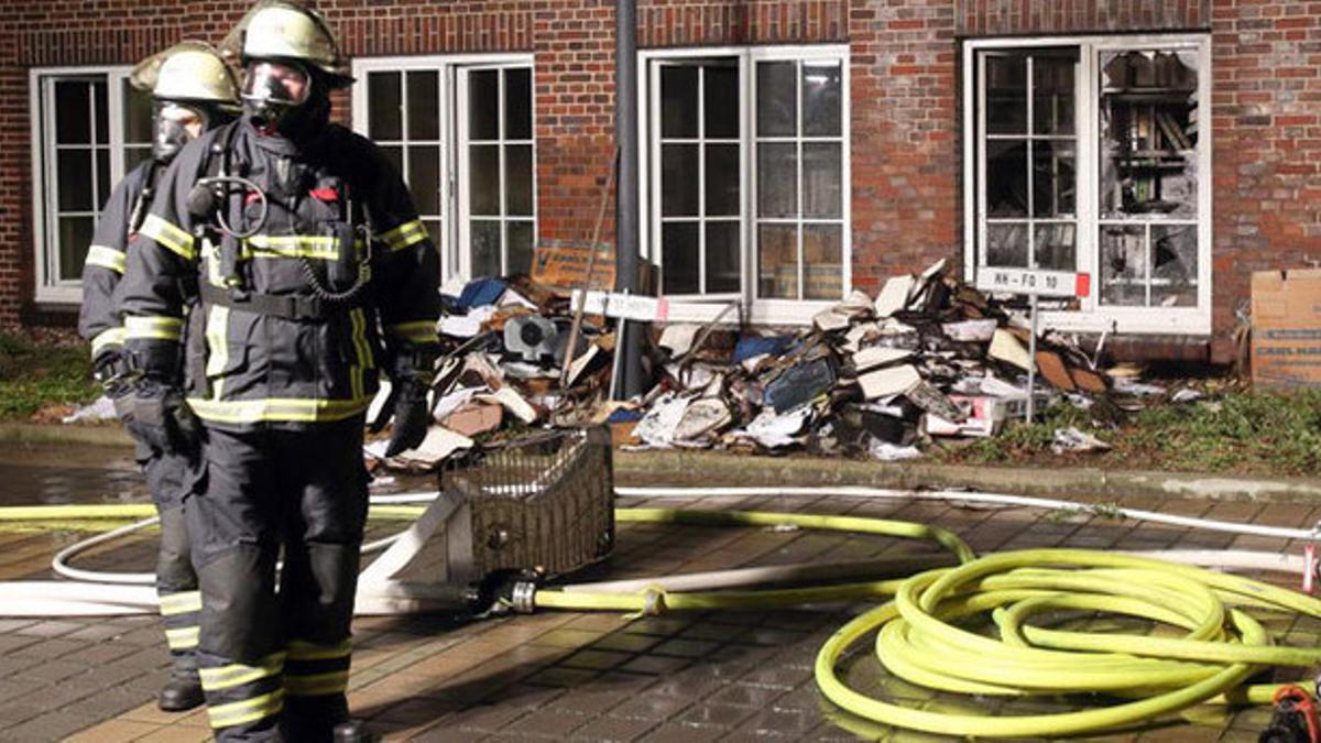 Equipos de bomberos en la sede del Hamburger Morgenpost esta madrugada