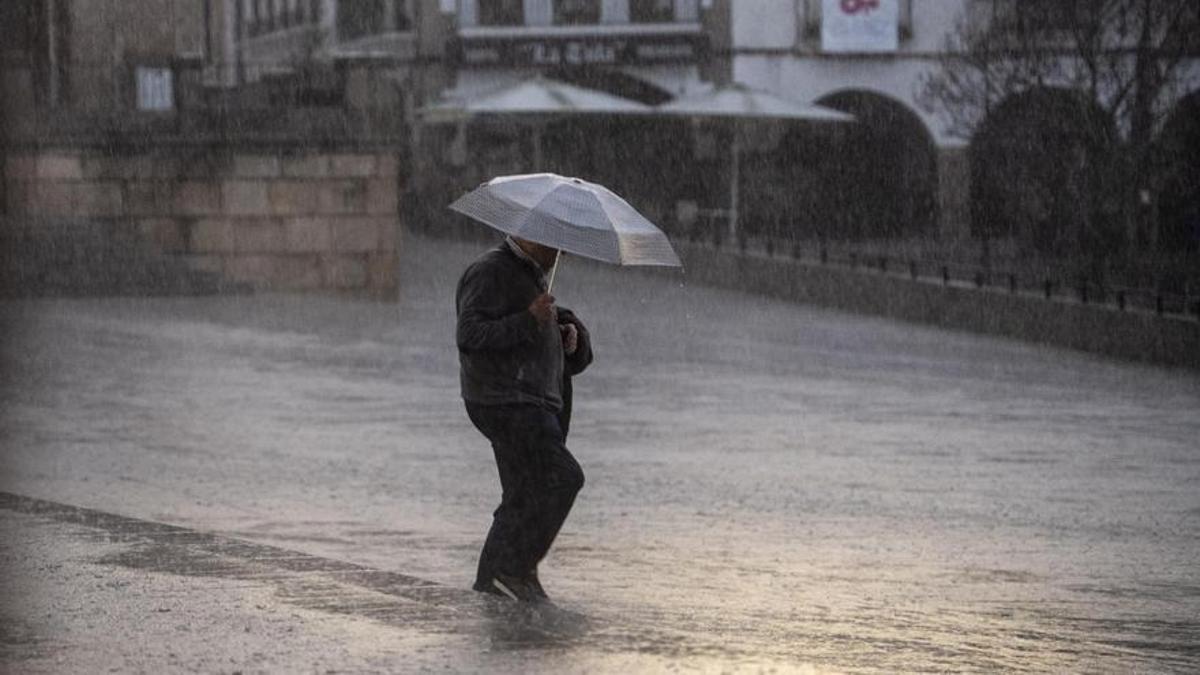 Lluvia en la plaza Mayor de Cáceres.