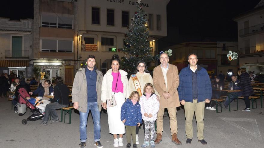 La corporación municipal y la reina de las fiestas han inaugurado este miércoles la feria de ‘food trucks’ en la plaza de la Constitución.