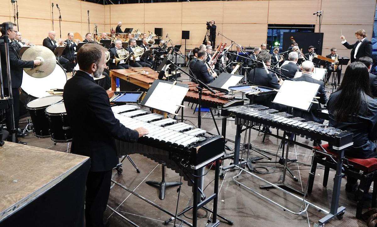 Bajo la batuta del director alicantino Juan Miguel Romero Llopis, la Banda Municipal ofreció un repertorio basado en bandas sonoras de películas. Bajo la batuta del director alicantino Juan Miguel Romero Llopis, la Banda Municipal ofreció un repertorio basado en bandas sonoras de películas.