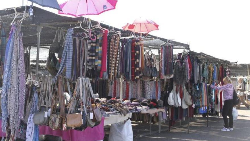 Uno de los puestos del mercadillo que se celebra aún en el Ruta de la Plata.