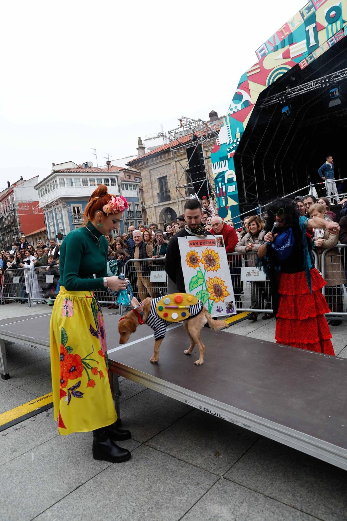 Las mascotas antroxaes desfilan ante su público