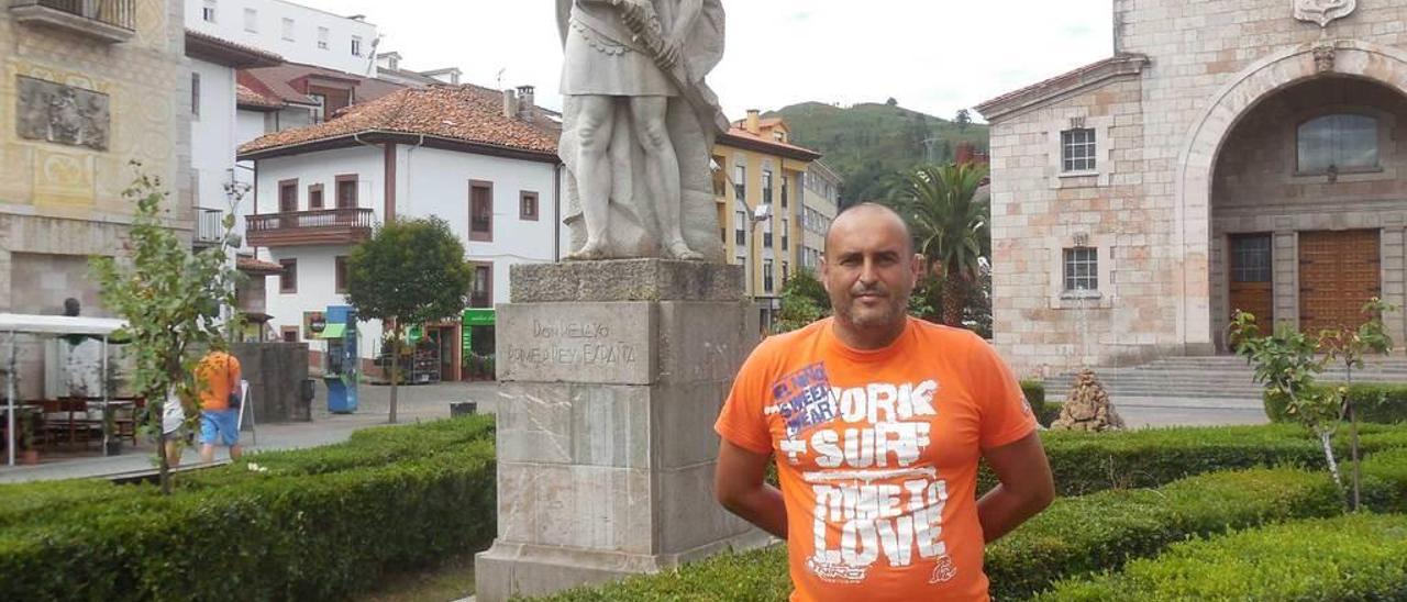 Ania, junto a la estatua de Pelayo en Cangas de Onís; a la derecha, haciendo entrega de la réplica de la Cruz de la Victoria al teniente coronel Francisco Cañete Hidalgo, jefe de la Ulog 27, quien se volcó para que el acto se pudiese realizar.