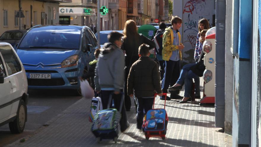 Escolares, a la salida del colegio.