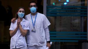 Sanitarios del hospital de la Fundación Jiménez Díaz, en Madrid, ayer.