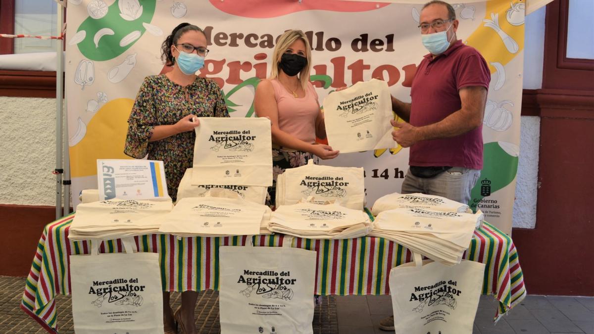 Macarena Fuentes (centro), Raquel González y el presidente de la Asociación del Mercadillo de Los Silos