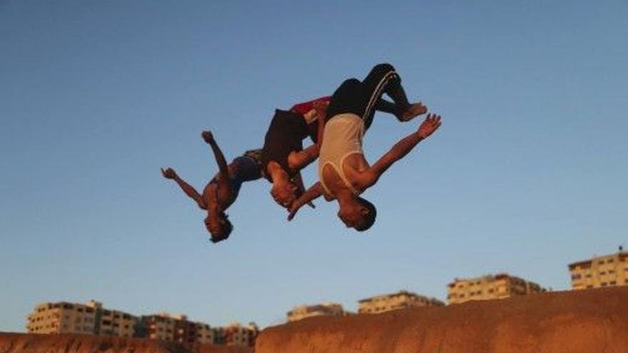 Un grupo de jóvenes practican parkour