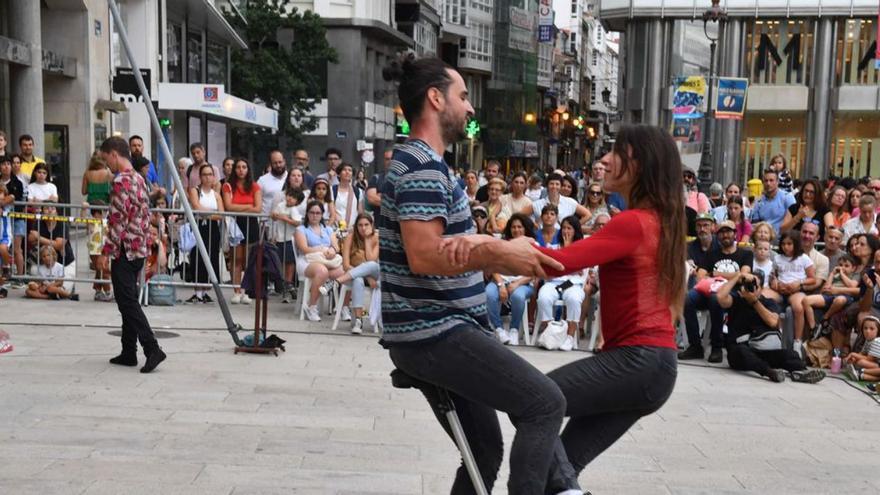 Actuación callejera de Manicómicos el pasado verano.   | // VÍCTOR ECHAVE