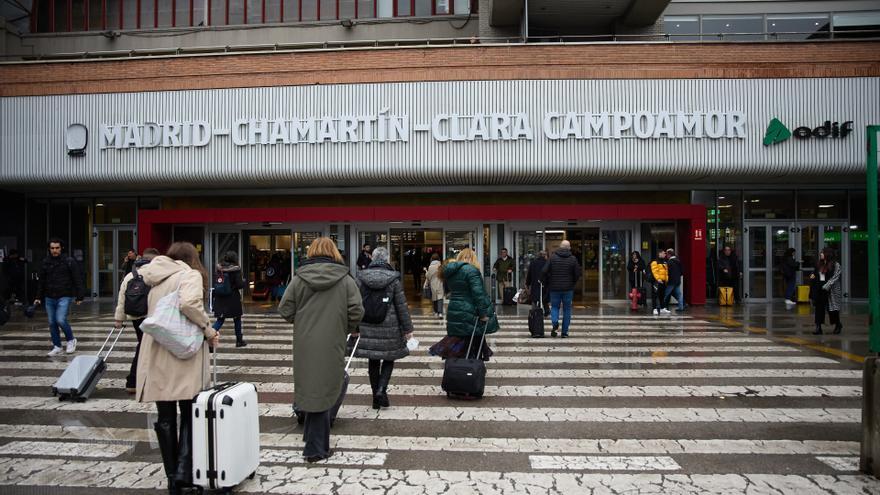 Archivo - Imagen de archivo de personas entrando en la estación de Chamartín-Clara Campoamor