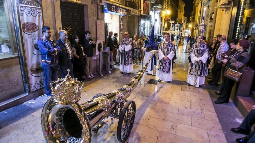 Un momento de la procesión de la Soledad de Santa María