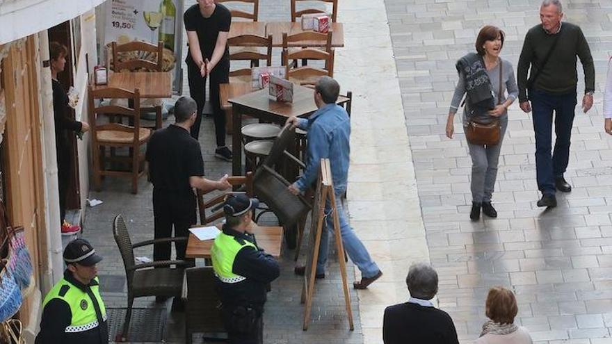 Imagen de archivo de abril de 2016 de una actuación de la Policía Local en un bar del Centro de Málaga.