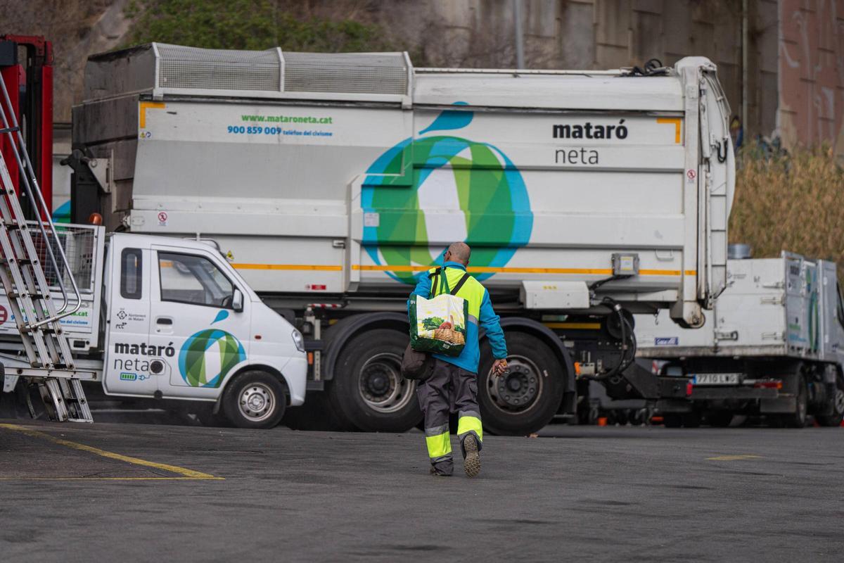 Un trabajador de recogida de basuras de Mataró, en la base de donde salen y llegan todas las brigadas