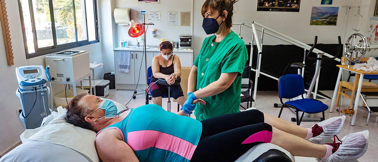 María Muller recibe tratamiento de fisioterapia en el centro de salud de Foietes, en el departamento de Marina Baixa. | DAVID REVENGA