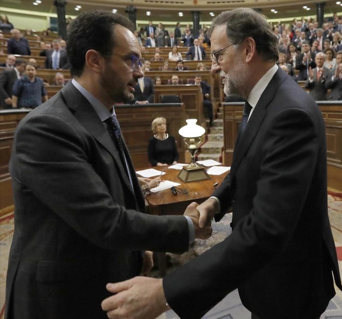 El portavoz del PSOE en el Congreso, Antonio Hernando, felicita a Mariano Rajoy tras la votación de investidura.