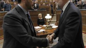 El portavoz del PSOE en el Congreso, Antonio Hernando, felicita a Mariano Rajoy tras la votación de investidura.