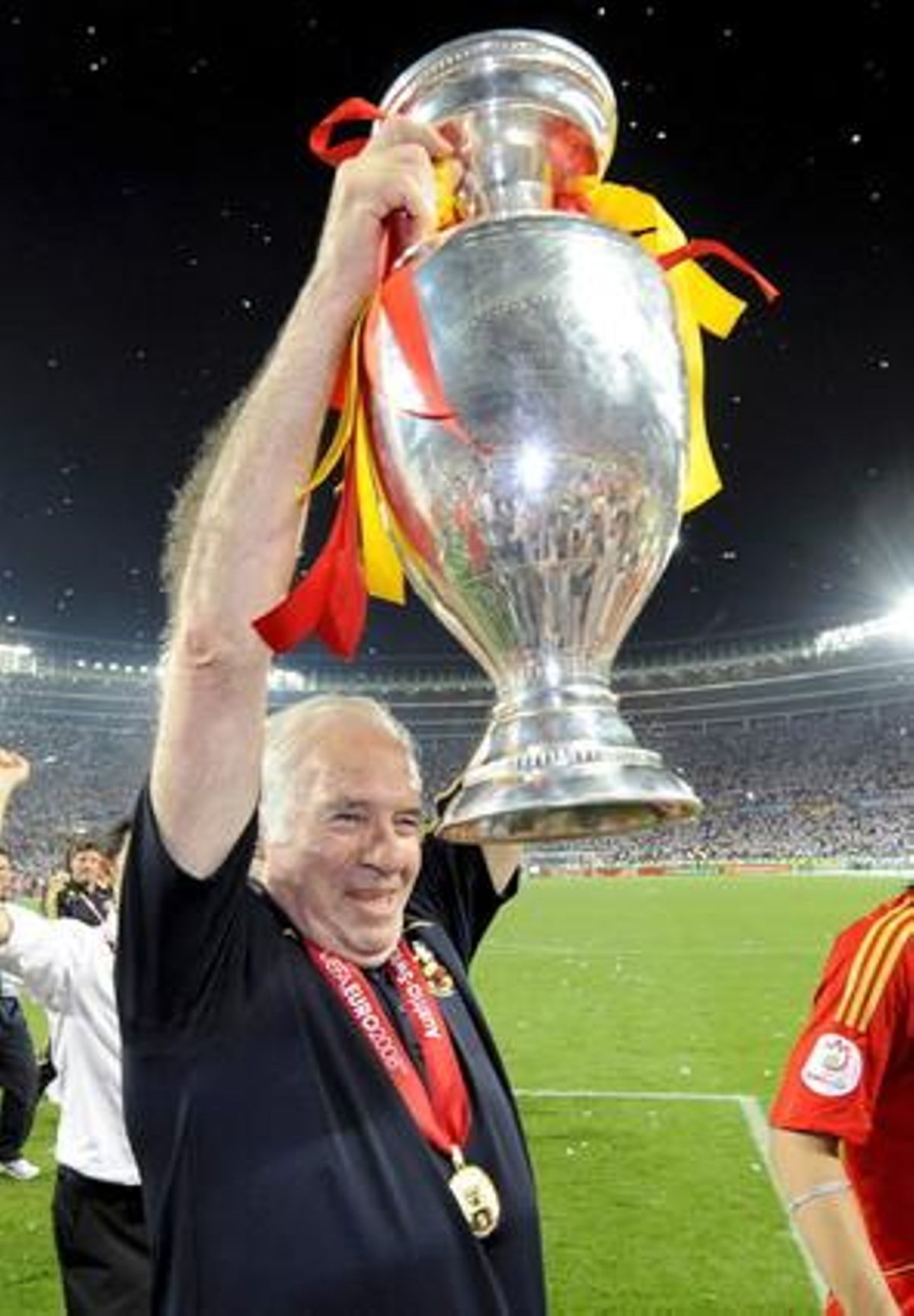 L’exentrenador de la selecció espanyola Luis Aragonés aixeca la copa de l’Eurocopa del 2008 després de guanyar el títol.