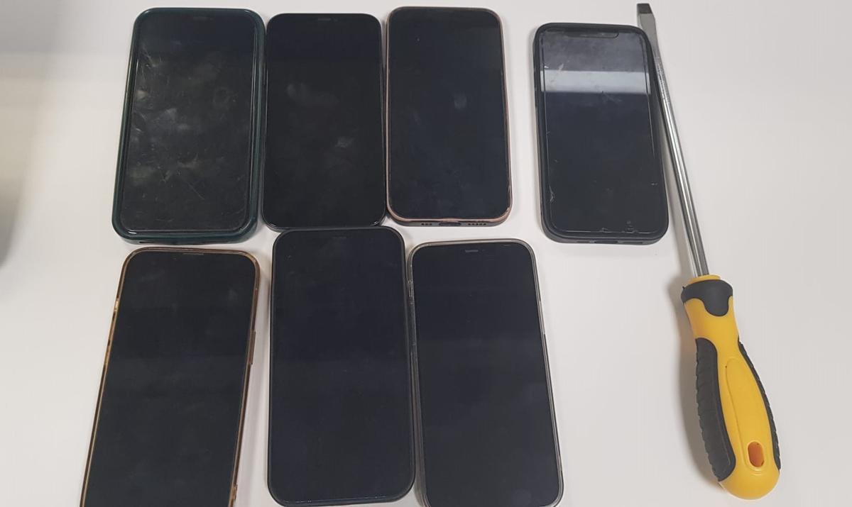 Els mòbils recuperats pels Mossos i el tornavís intervingut