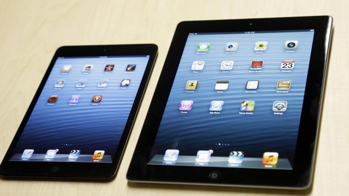 Un iPad mini, junto a otro de tamaño estándar.