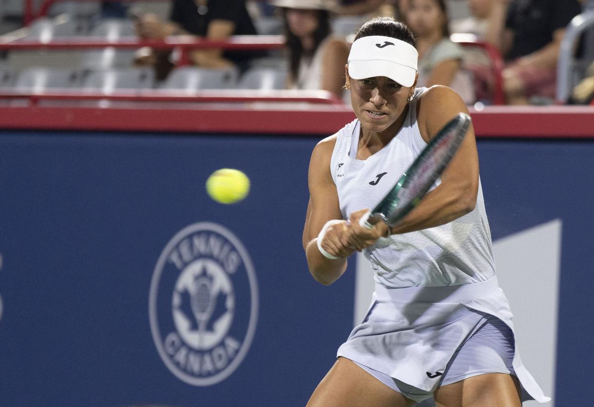 Jessica Bouzas se clasificó a los cuartos de final, donde se medirá con la canadiense Victoria Mboko women's tennis tournament in Montreal, Saturday, Aug. 2, 2025. (Christinne Muschi/The Canadian Press via AP)