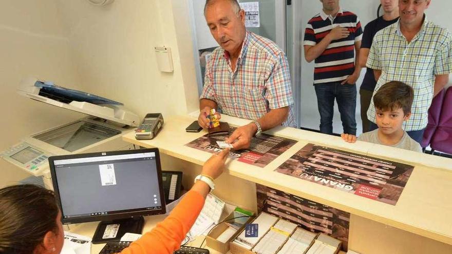 Aficionados en Pasarón retirando abonos en el día de ayer // G. Santos