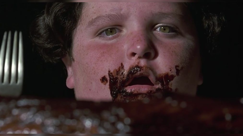 Bruce, ante el reto de comerse la tarta de chocolate entera en 'Matilda'.