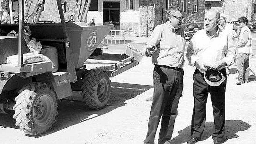 Gabino de Lorenzo -a la derecha-, junto a un técnico, en una de las obras del plan «Urban» en la ciudad.