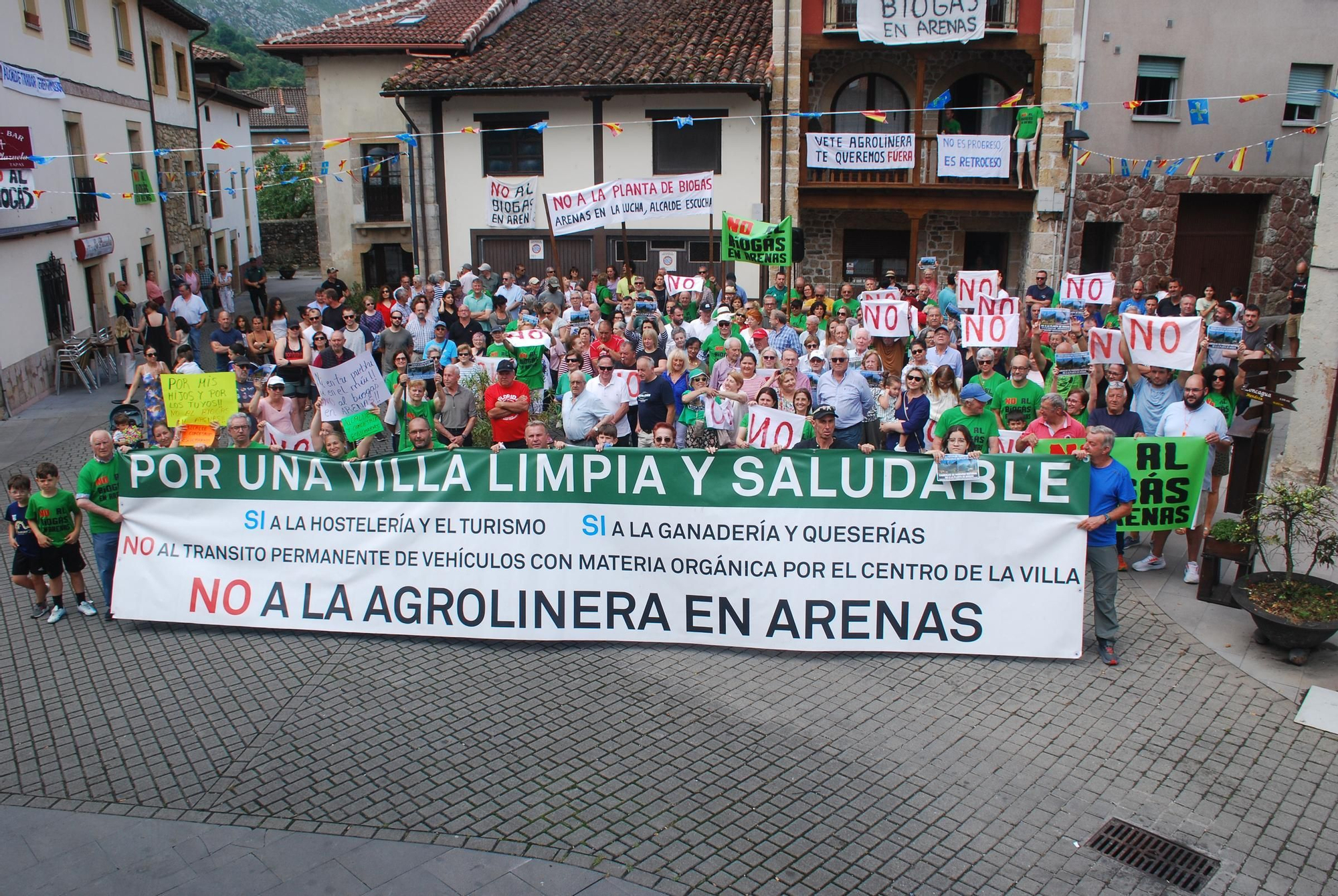 Manifestación contra la planta de biogás en Arenas de Cabrales