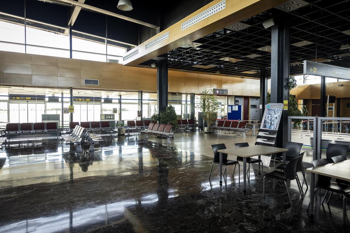 En imágenes | Este es el estado actual del aeropuerto Huesca-Pirineos, el menos utilizado de España